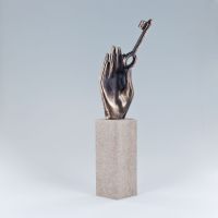 Skulptur "Handzeichen Türen öffnen"