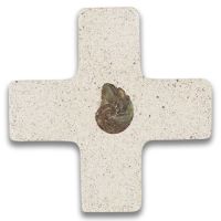 Kreuz aus Gußstein mit Ammonit